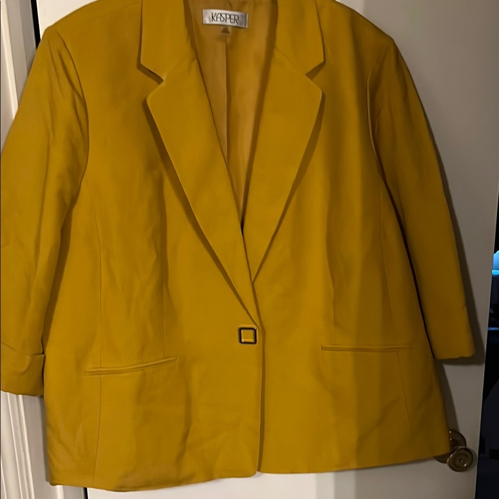 Kasper Suit  Yellow Blazer and slacks with Structured Silhouette. Buy be 4 12am🌺